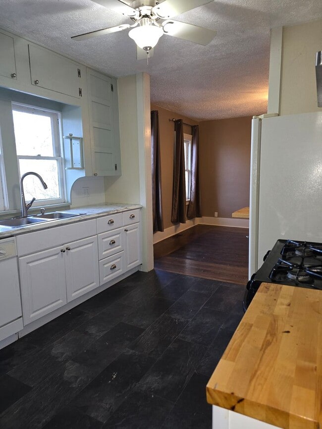 Building Photo - Big Tree Charmer 2 bed 1 bath.