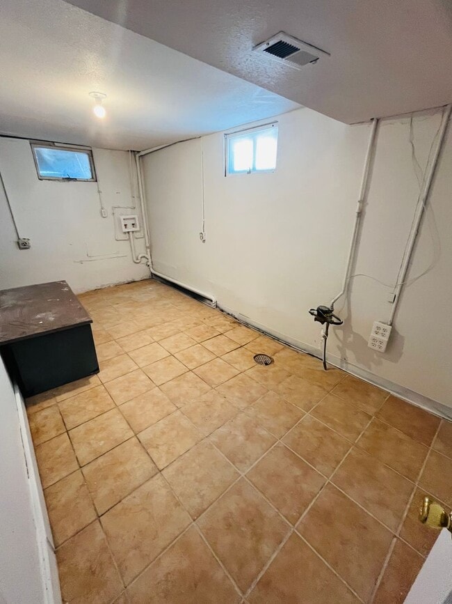 Building Photo - 4 bed, 3 bathroom Home