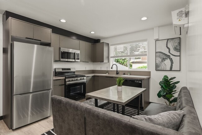 Building Photo - A 5 bedroom, 4 bathroom Fully Furnished Apartment at 1515 1/2 Selby Ave.