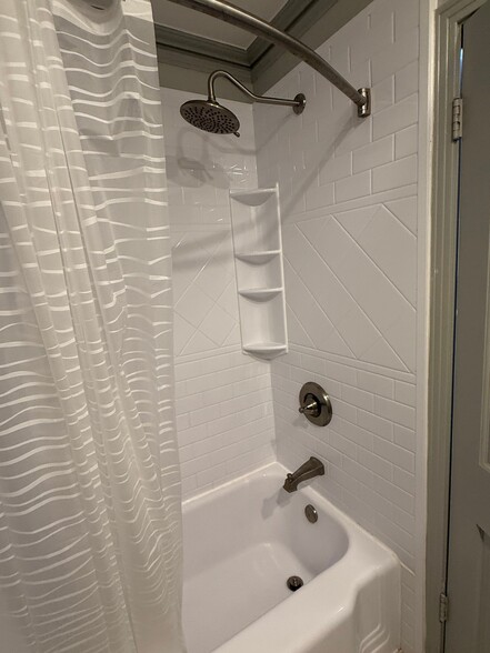 Building Photo - 212 White Oak St