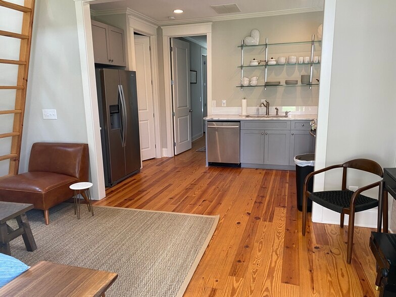 Building Photo - 415 S Gay St