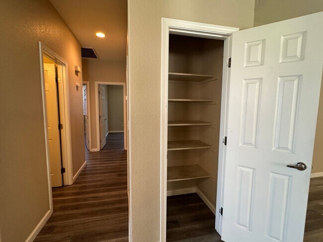 Building Photo - Four Bed, Two Bath Home Close to Hwy 99 an...