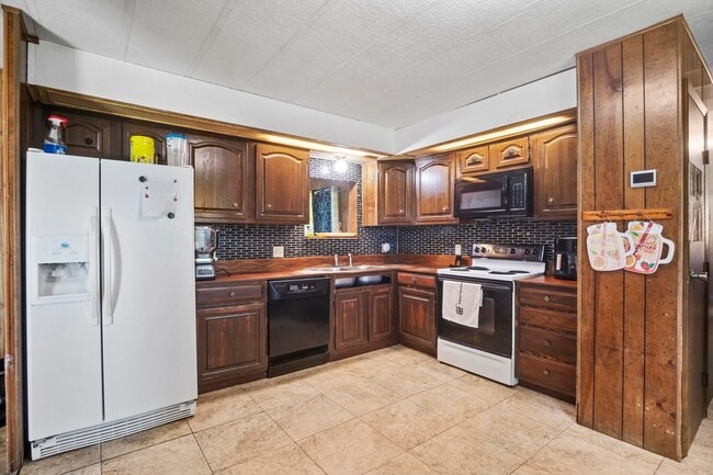 Building Photo - 465 Pecan