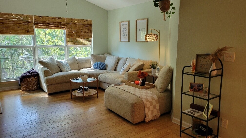 Building Photo - 700 Daniel Ellis Dr