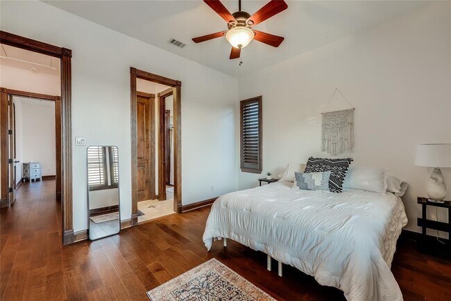Building Photo - 17005 Northlake Hills Dr