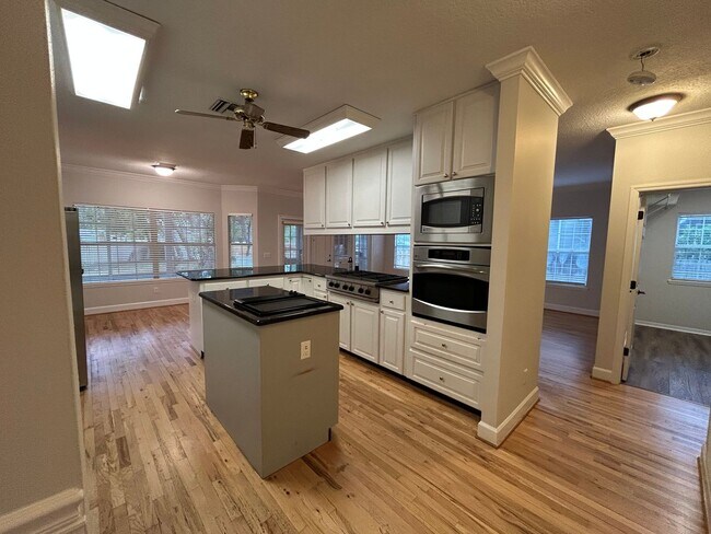 Building Photo - Spacious and Perfectly located 4/2 home in...