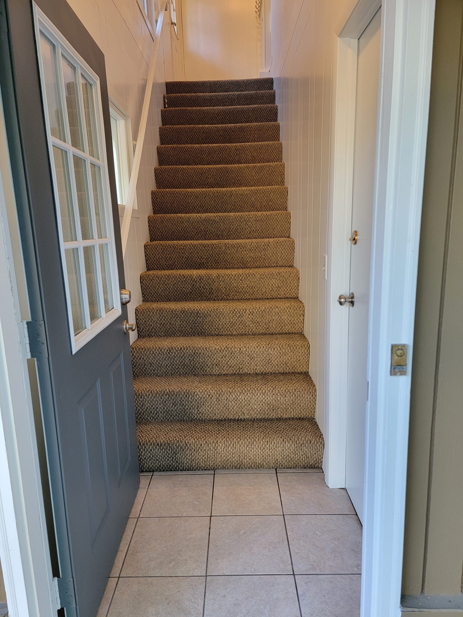 Entry - 308 Lewis St S