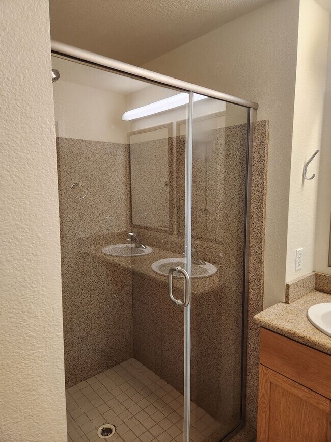 Building Photo - Bright & Sunny City Center townhouse style condo Great location, Nice 2 bedroom 2.5 bathroom