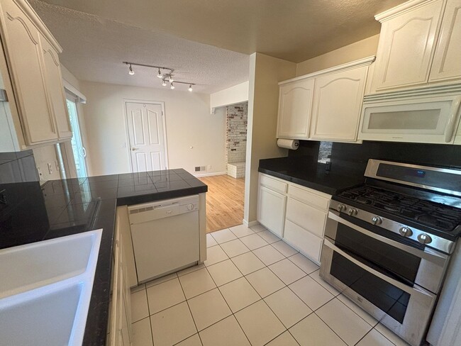 Building Photo - Stunning home in fabulous location!  They ...