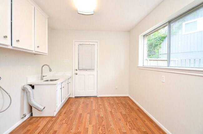 Building Photo - 7719 Lacy Hill Dr