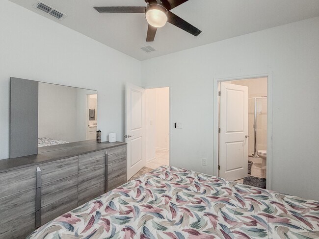 Building Photo - 1 Bedroom / 1 Bathroom Private Furnished Suite Available for Immediate Move-In!