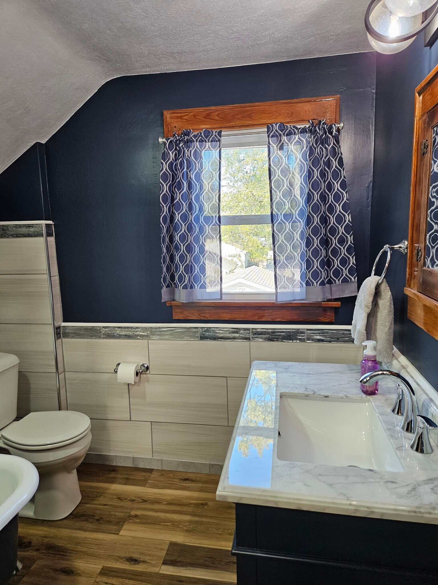 Upstairs bathroom - 4047 Mogadore Rd