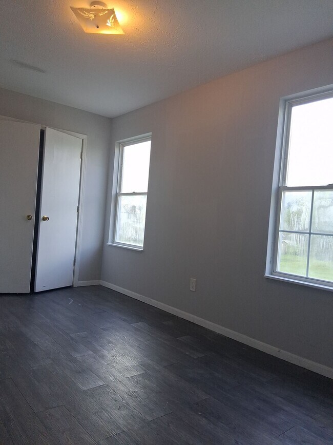 Building Photo - 133 W Warren Ave