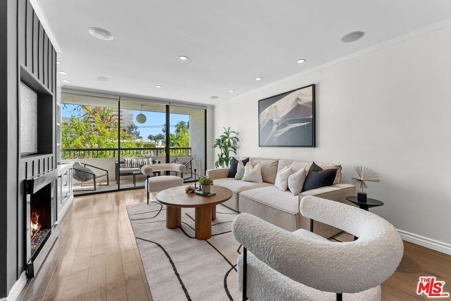 Building Photo - 906 N Doheny Dr