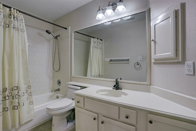 Building Photo - 14019 Lake Trail Dr