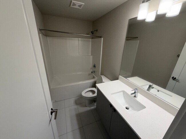 Building Photo - New Lynnwood Upscale Townhome For Rent!