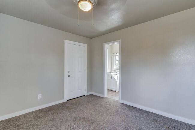 Building Photo - 1702 E 2nd St