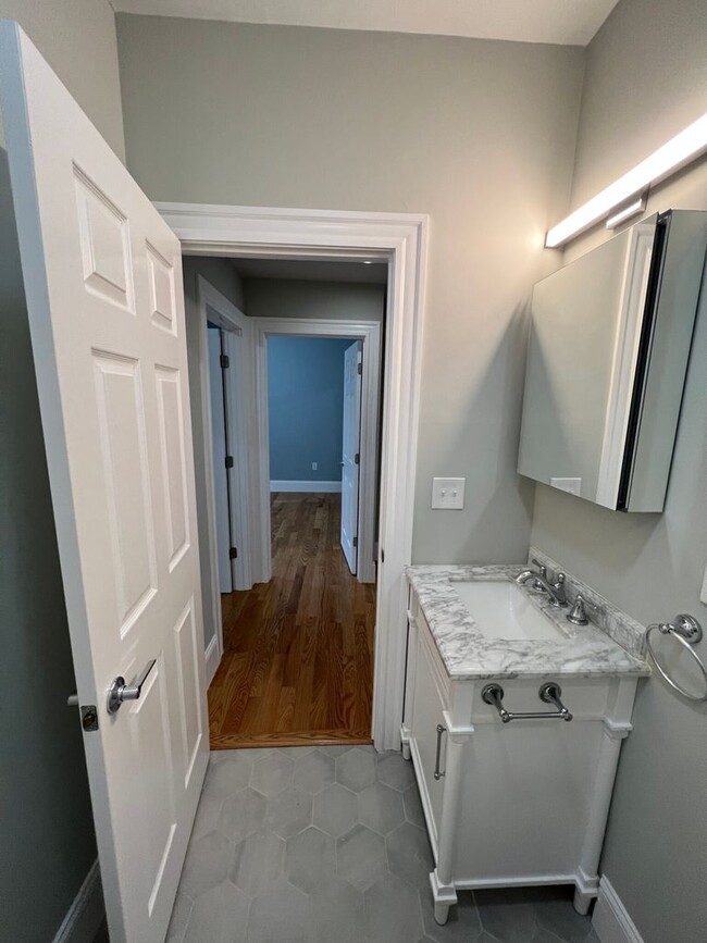 Building Photo - Large 2 Bedrooms Plus a Bonus Room. 2 Full...