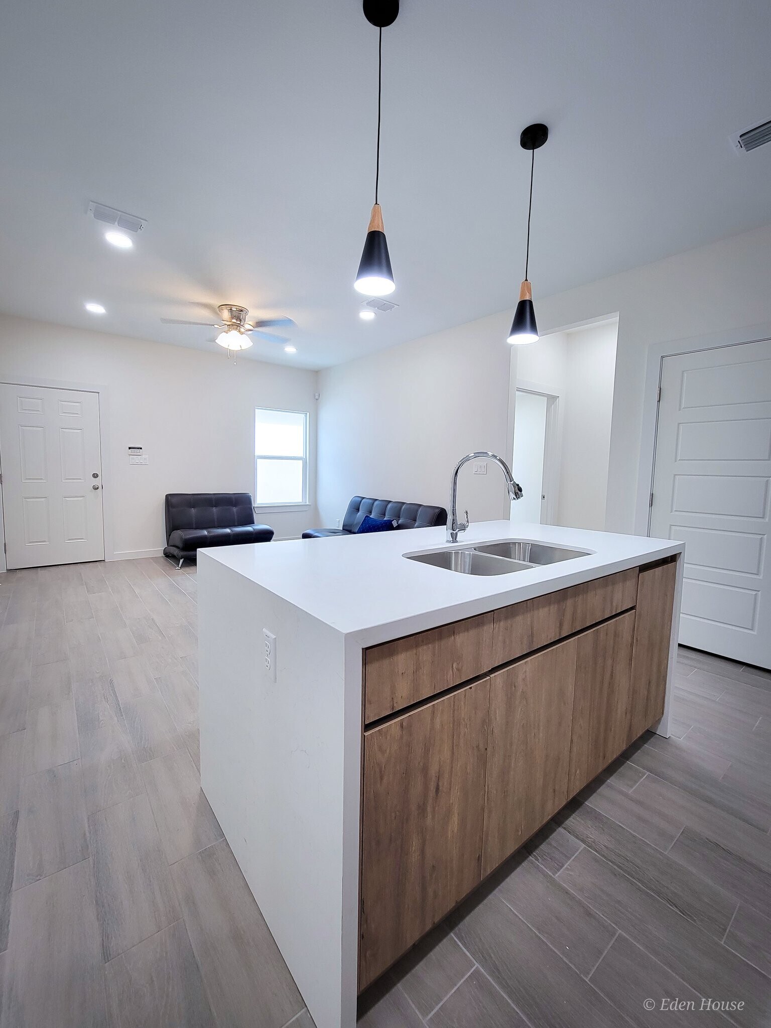 Building Photo - 1404 W Platinum Dr