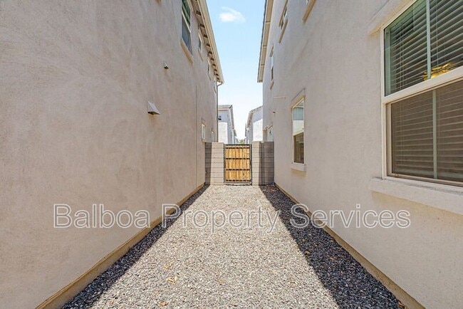 Building Photo - 5532 S Dillon Cir