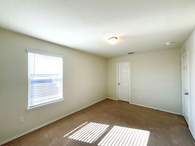 Building Photo - **APPLICATION RECEIVED** AVAILABLE NOW- Energy-Efficient 4/3 Home with Solar Panels & Pool Access!