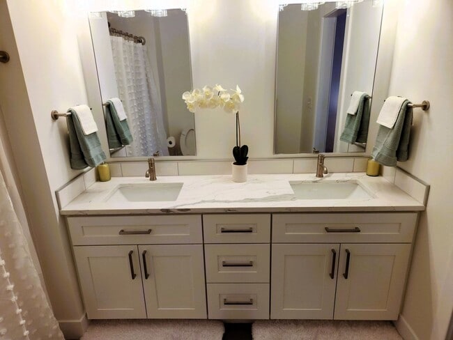 Building Photo - BRAND NEW MODERN LIVING!! HUGE 4 Bed 2.5 Bath Duplex with over 2350+ Sq. Feet.