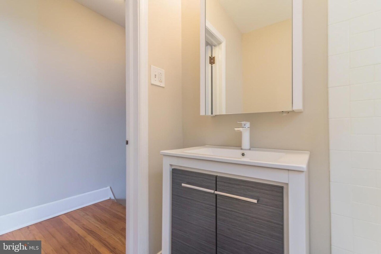 Bathroom - 1523 S Mole St