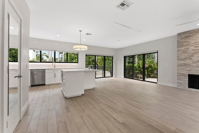 Building Photo - 1121 Bel Air Dr