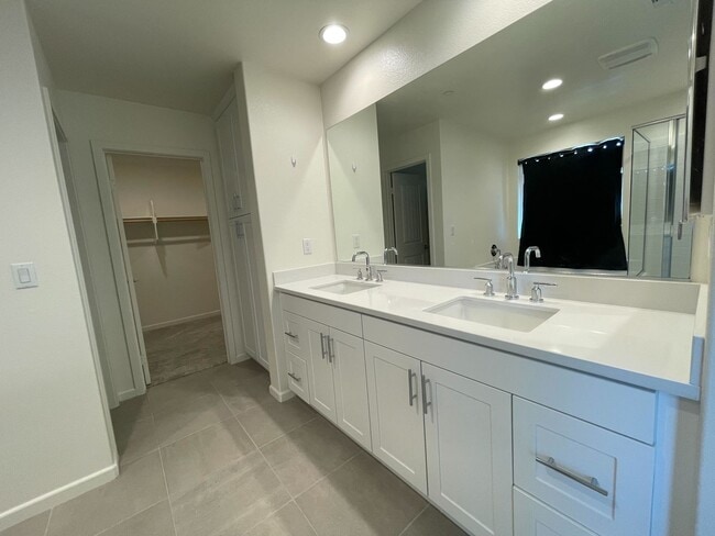 Building Photo - $1,000 Off 2nd Month’s Rent! 5-Bedroom Hom...