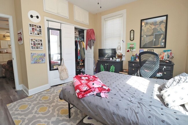 Building Photo - 4BR/2.5BA Urban Charm Meets Creative Energ...