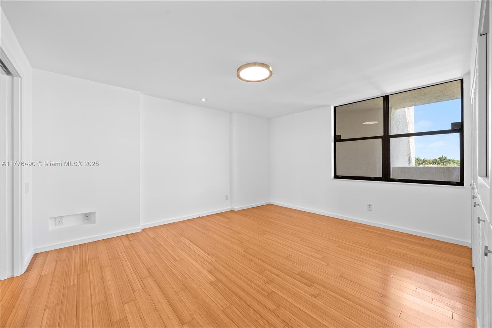 Building Photo - 1632 S Bayshore Ct
