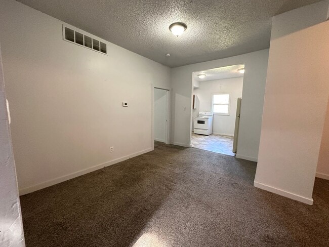 Building Photo - 4 bedroom / 2 bath home with lots of room!
