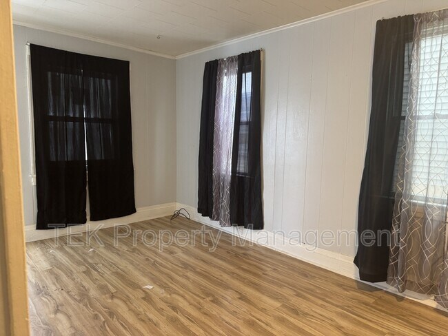 Building Photo - 105-107-107 Bidwell Terrace