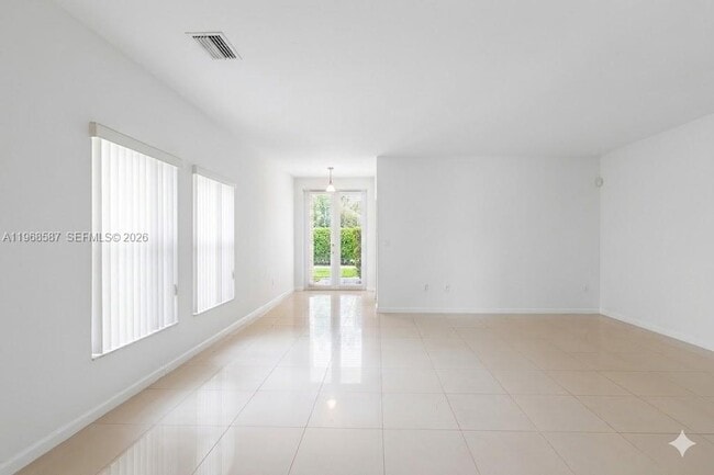 Building Photo - 2780 SW 33rd Ave