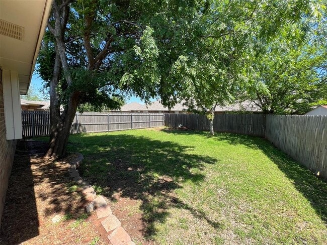 Building Photo - 909 Pruett Dr