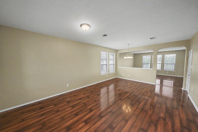 Building Photo - Spacious Live Oak Home Backing to a Greenbelt - Realtor Commission: $500