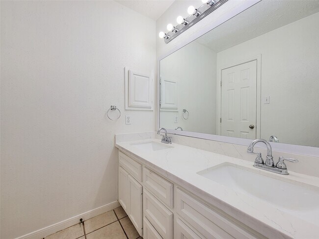 Building Photo - 3610 Honey Creek Dr