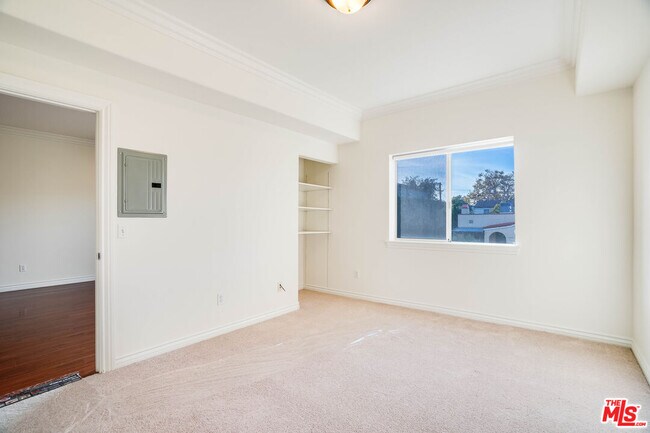 Building Photo - 3328 Oakhurst Ave