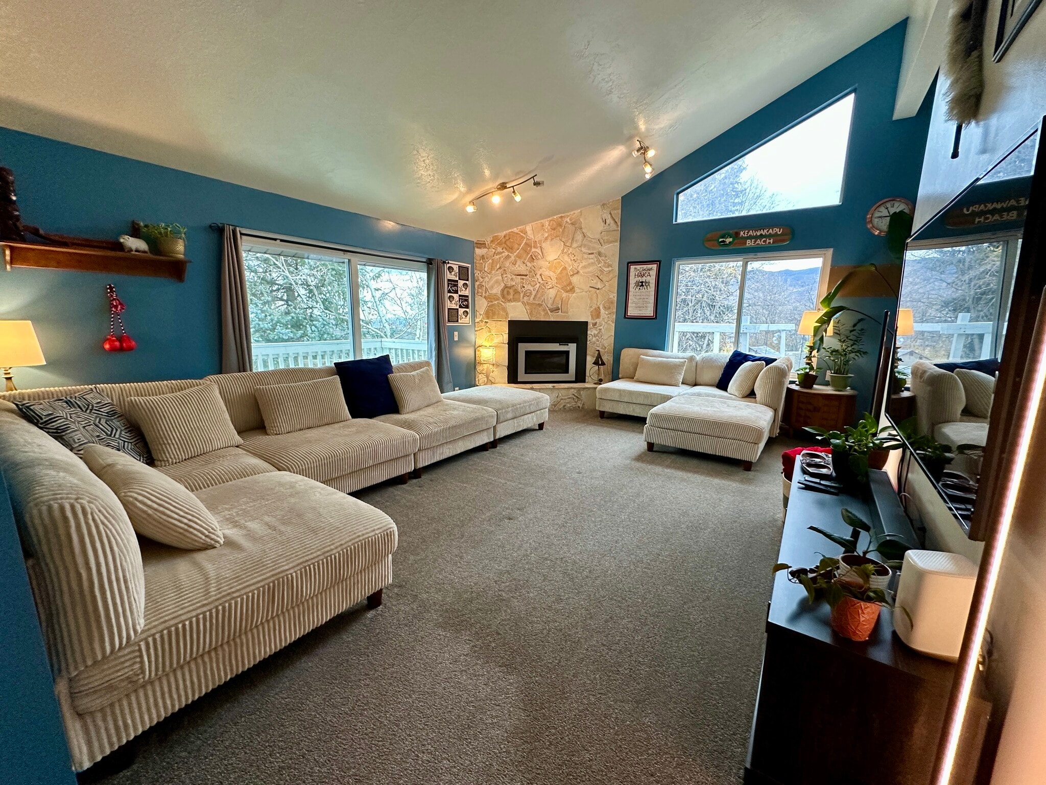 Upstairs living space with fireplace and balcony - 921 Ashley Cir