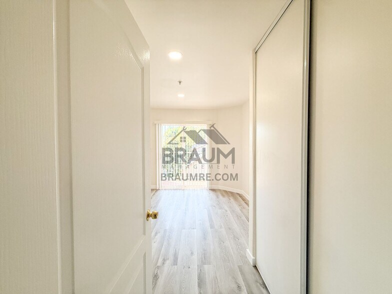 Building Photo - 7323 Winnetka Ave