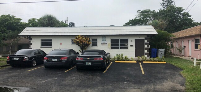 Building Photo - 921 SW 10th Dr
