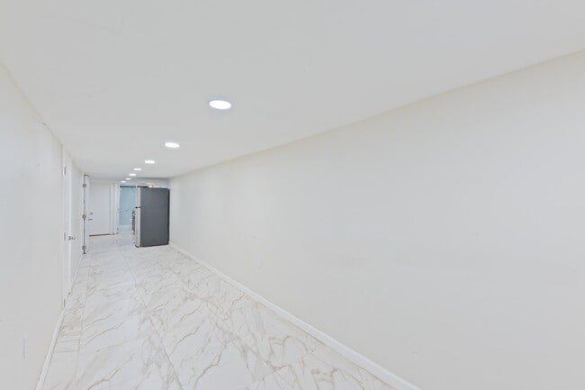 Building Photo - 9 W 15th St