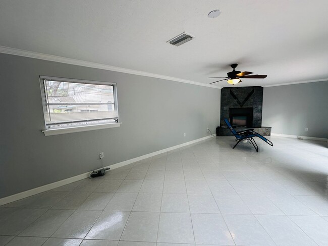 Building Photo - Private Pool 2 Bedroom/2 Bathroom - Close ...