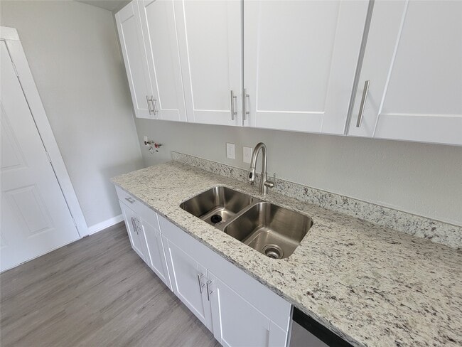 Building Photo - 4909 Holloway Dr