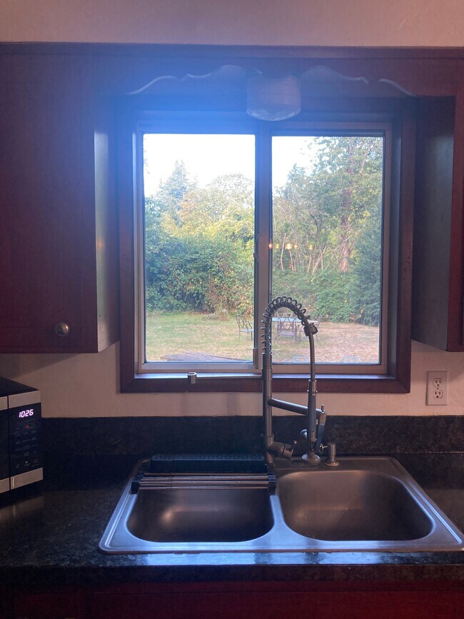 Building Photo - 356 NW Rainwater Ln