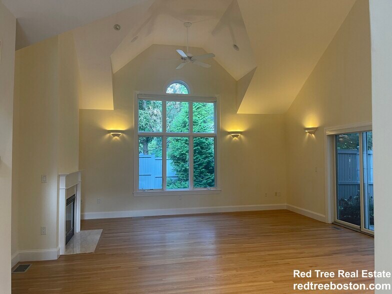 Building Photo - 901 W Roxbury Pky