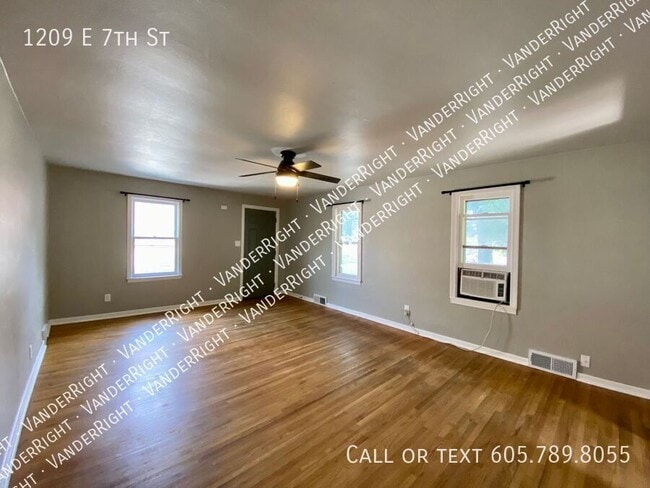 Building Photo - 1209 E 7th St