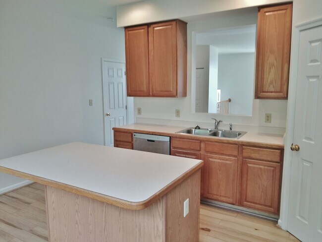 Building Photo - 3 Bed / 2 Bath Single Family Townhome