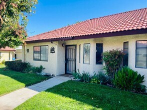 Building Photo - Inviting Gated Community Townhome—Jess Ran...