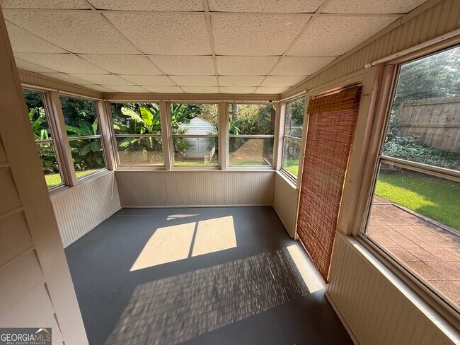 Building Photo - 3897 Saddlecreek Dr